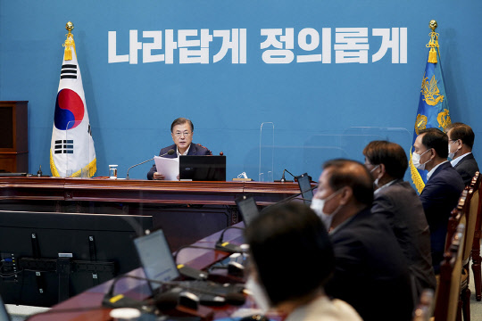 문재인 대통령이 5일 청와대에서 수석보좌관회의를 주재하는 모습.   청와대 제공